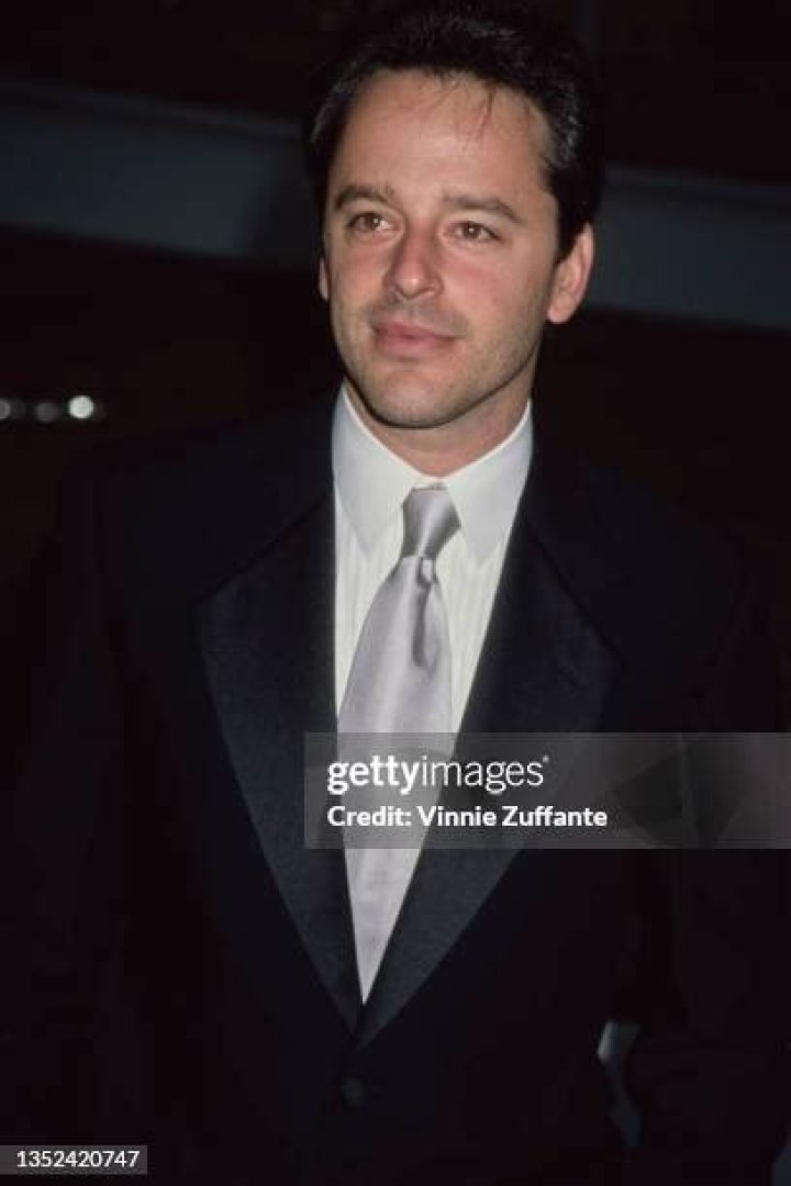 Gil Bellows