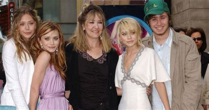 Jarnette Olsen's twin daughter Mary-Kate Olen and Ashely Olsen