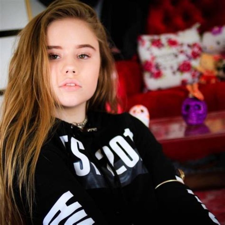 Lexee Smith is not dating anyone.
